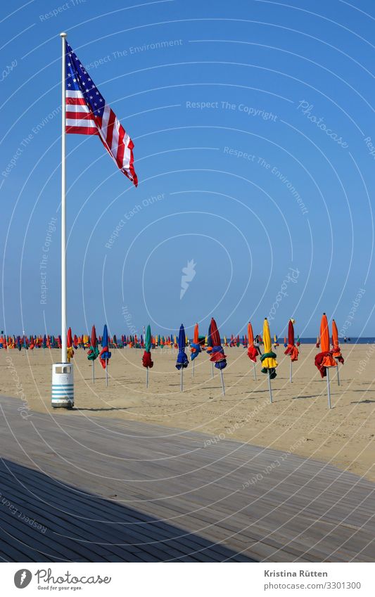 geflaggt Lifestyle Freizeit & Hobby Ferien & Urlaub & Reisen Freiheit Strand Meer Sand Himmel Horizont Küste Zeichen Fahne Wärme mehrfarbig Sandstrand Promenade