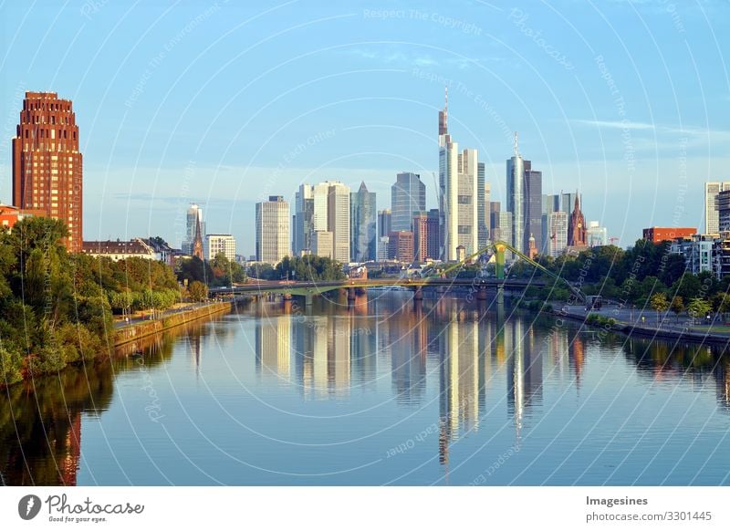 Frankfurt Skyline Landschaft Himmel Fluss Main Frankfurt am Main Deutschland Europa Stadt Stadtzentrum Hochhaus Bankgebäude Brücke Gebäude Wahrzeichen