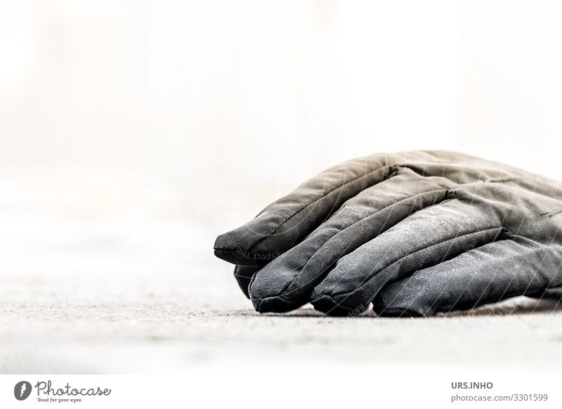 verlorener schwarzer Handschuh Fingerhandschuh Handschuhe alt dreckig braun weiß Gedeckte Farben Außenaufnahme Detailaufnahme Menschenleer Textfreiraum links