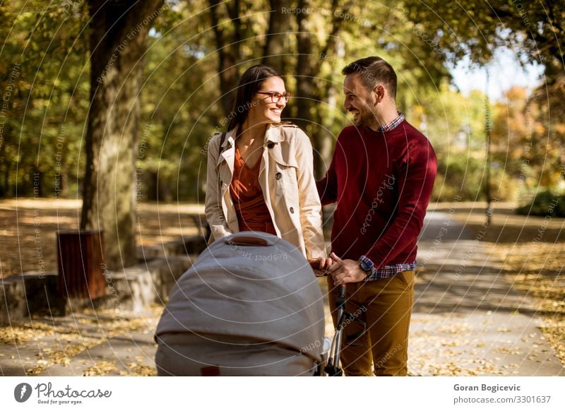 Glückliche junge Eltern beim Spaziergang im Park Lifestyle Freizeit & Hobby Kind Mensch Baby Frau Erwachsene Mann Mutter Vater Familie & Verwandtschaft Paar