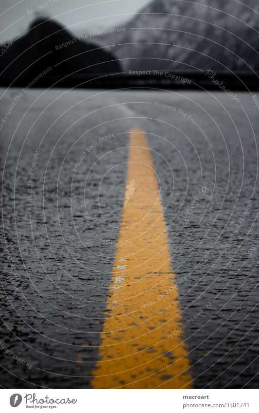 Straße Fahrbahnmarkierung Mittelstreifen orange gelb Streifen Farbe neonfarbig Asphalt Wege & Pfade bergpass Serpentinen Detailaufnahme Nahaufnahme