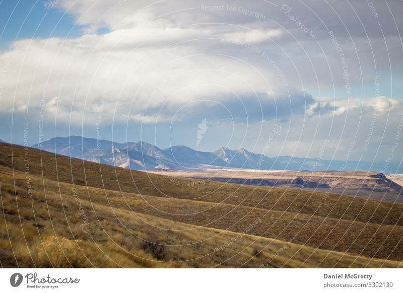 Felsige Berglandschaft mit Rolling Hills Natur Landschaft Erde Himmel Wolken Herbst Winter Schönes Wetter Pflanze Gras Hügel Berge u. Gebirge Rocky Mountains