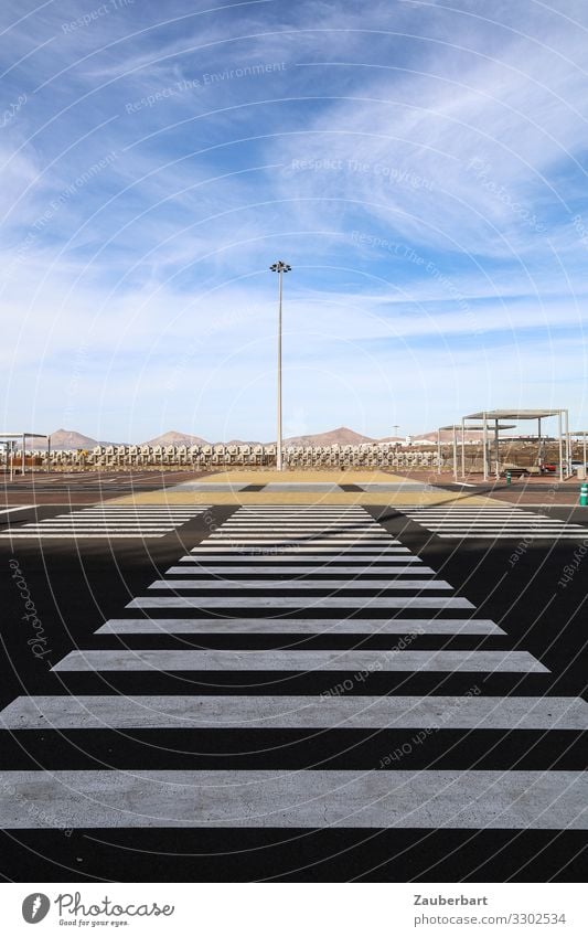 Fußgängerfreundlich Tourismus Kreuzfahrt Himmel Arrecife Lanzarote Platz Hafen Straße Zebrastreifen Fußgängerübergang Asphalt Mast gehen warten blau schwarz