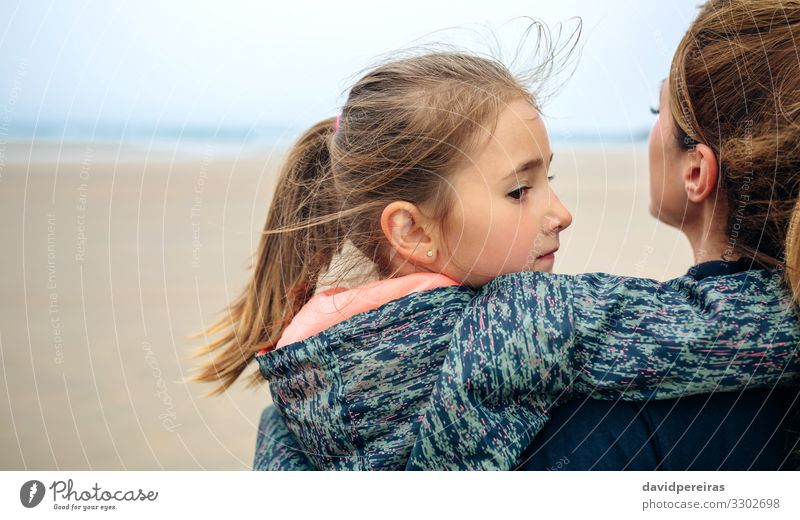 Rückenansicht von Mutter und Tochter am Strand Lifestyle Glück schön Windstille Meer Kind Mensch Frau Erwachsene Familie & Verwandtschaft Sand Herbst Nebel