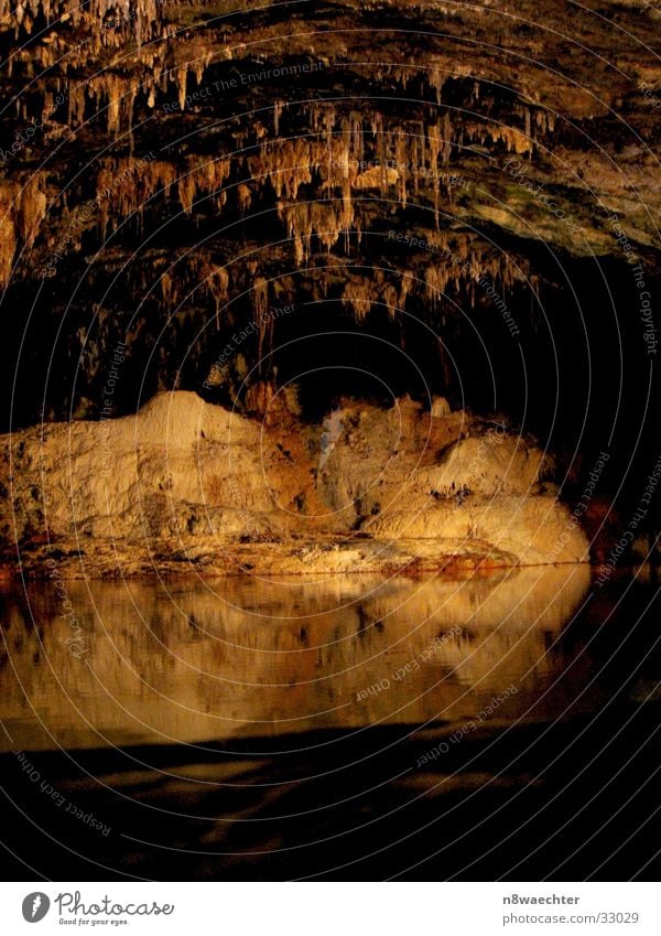 Quellgrotte 2 Höhle Reflexion & Spiegelung dunkel Tropfsteine unterirdisch einzigartig schön Thüringen Wasser Stalagniten Stalagtiten Saalfeld