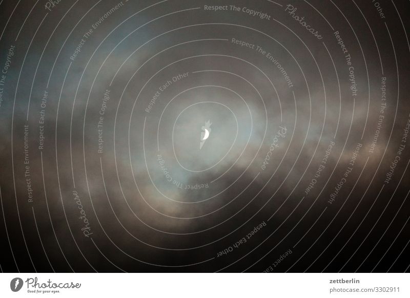 Mond zunehmender mond Mondschein Sichelmond Himmel Himmel (Jenseits) Wolken dunkel Abend Dämmerung Feierabend Loch Wolkenloch Menschenleer Textfreiraum Weltall
