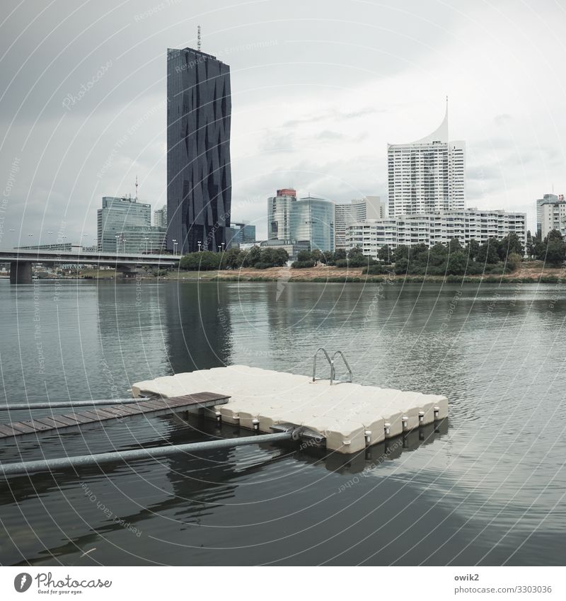 Wien, Donauinsel Freizeit & Hobby Wasser Himmel Wolken schlechtes Wetter Park Flussufer Hauptstadt bevölkert Haus Hochhaus Gebäude Freibad einfach hoch kalt