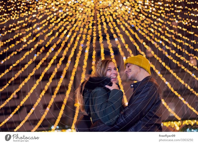 Junges Paar in den Weihnachtslichtern von Vigo Glück schön Ferien & Urlaub & Reisen Winter Dekoration & Verzierung Feste & Feiern Mensch Baum Stadt Gebäude