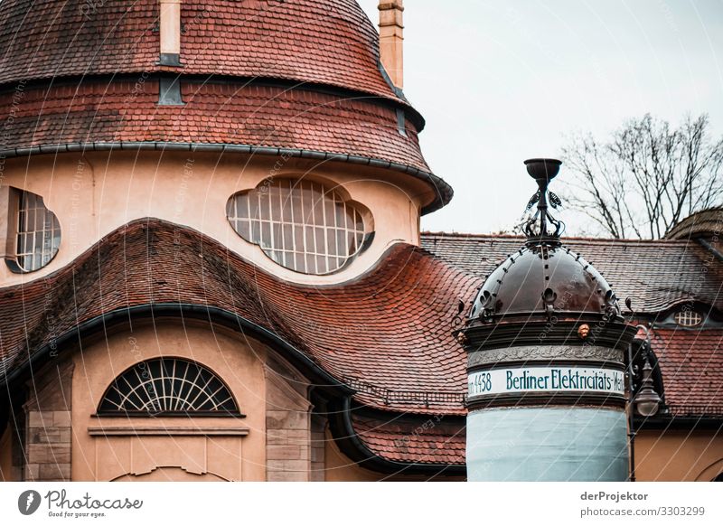 Litfaßsäule am Mexikoplatz in Berlin Zentralperspektive Starke Tiefenschärfe Tag Textfreiraum Mitte Textfreiraum rechts Textfreiraum links Textfreiraum unten