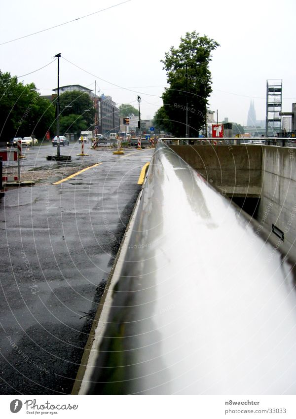 Monorail Stahl glänzend nass Ferne Reflexion & Spiegelung Baustelle trist Fluchtpunkt Ampel Straßenverkehr Gehländer gestreckt Lichterscheinung Regen Dom