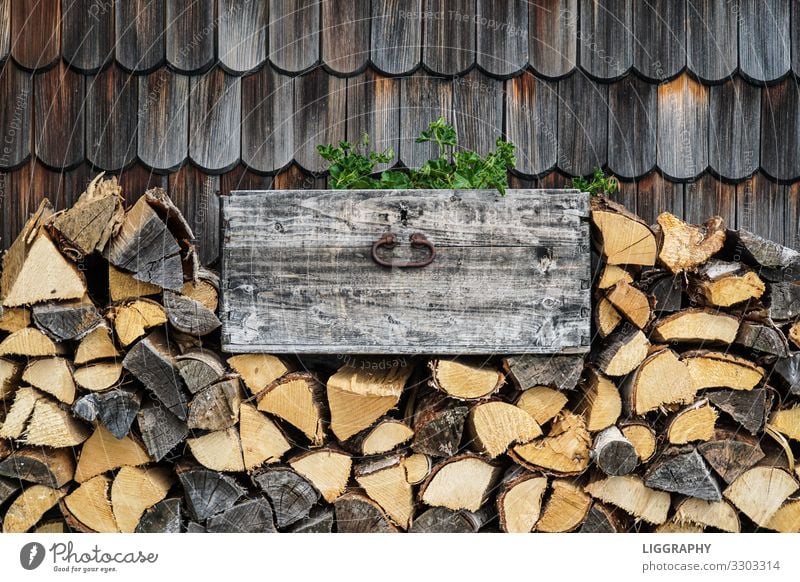 Holz vor der Hütte!!! Säge Axt Umwelt Sonne schlechtes Wetter Baum alt Stimmung Holzhütte heizen Berghütte Wärme Gemüse Ernte Österreich Bundesland Kärnten