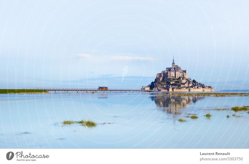 Mont-Saint-Michel im Morgenlicht Ferien & Urlaub & Reisen Tourismus Meer Insel Landschaft Kirche Burg oder Schloss Brücke Architektur Denkmal blau Frankreich