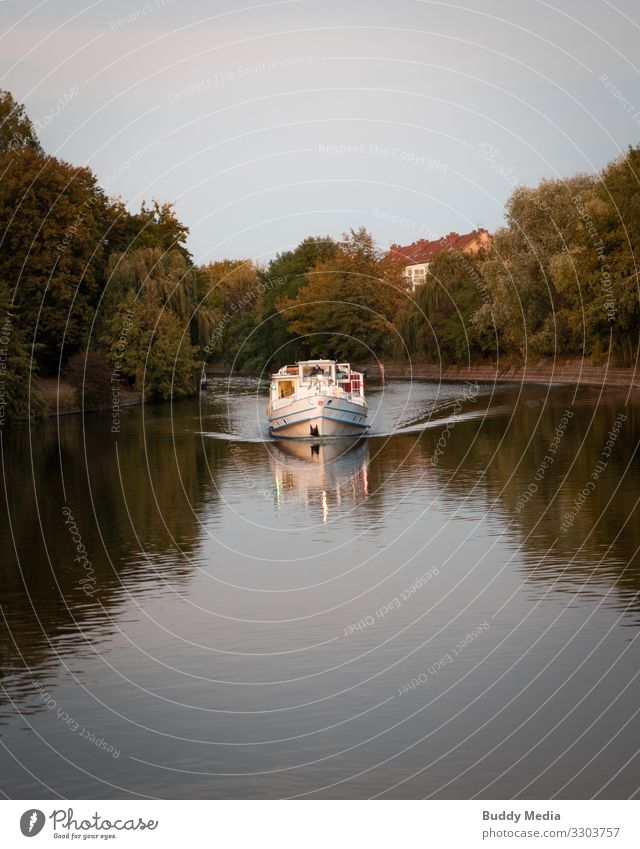 Dreiländereck am neuköllner Schiffahrtskanal / Landwehrkanal Sightseeing Wasser Herbst Baum Wald Fluss Hauptstadt Park Schifffahrt Bootsfahrt Passagierschiff