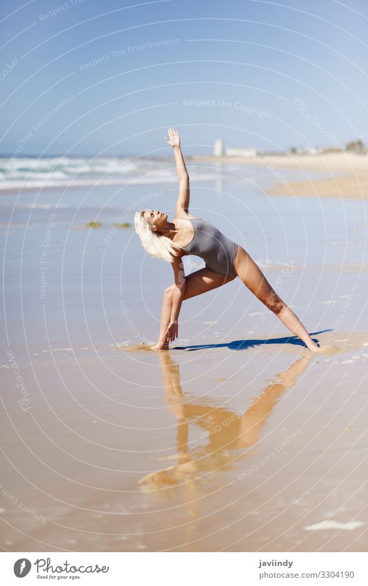 Kaukasische blonde Frau, die Yoga am Strand praktiziert. Lifestyle schön Körper Leben harmonisch Erholung Meditation Sommer Meer Sport Mensch feminin Junge Frau