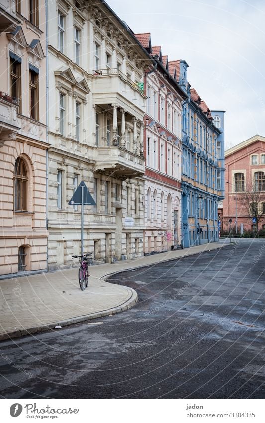 empty streets (15). Umwelt Brandenburg an der Havel Stadt Stadtzentrum Menschenleer Haus Bauwerk Gebäude Architektur Mauer Wand Fassade Balkon Straße