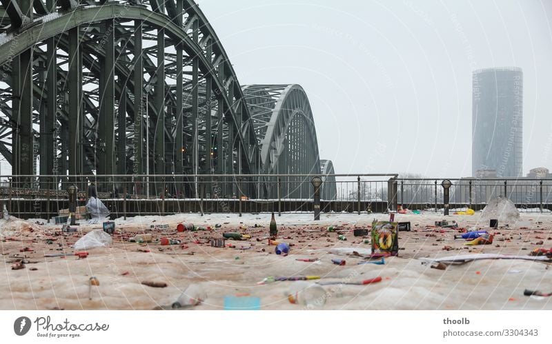 Reste von Silvester im Schnee an Kölner Rheinbrücke Lifestyle Freude Winter Silvester u. Neujahr Party Umwelt Klima Klimawandel Nebel Stadt Stadtzentrum