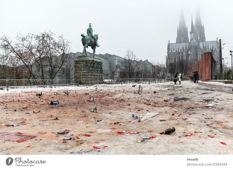 Reste von Silvester im Schnee am Kölner Dom Tourismus Sightseeing Winter Silvester u. Neujahr Kultur Umwelt Klima Klimawandel Nebel Stadt Kirche Bauwerk Gebäude