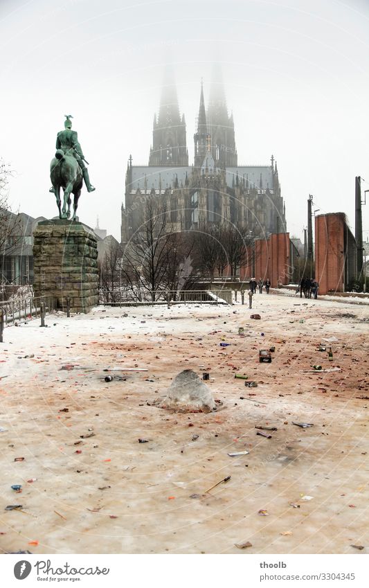 Reste von Silvester im Schnee am Kölner Dom Winter Silvester u. Neujahr Kunst Skulptur Architektur Kultur Party Umwelt Klima Klimawandel Nebel Stadt Kirche