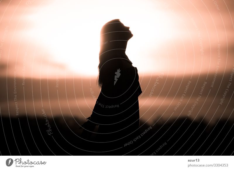 Jugend Frau Seele an goldenen Sonne Meditation in Erwartung der zukünftigen Zeiten. Silhouette vor Sonnenuntergang oder Sonnenaufgang in sommerlicher Natur. Symbol für Heilung Burnout Therapie, Wellness Entspannung oder Auferstehung.