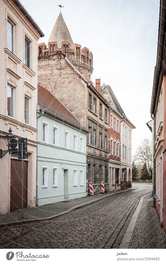 empty streets (14). elegant Wohnung Haus Wolkenloser Himmel Schönes Wetter Brandenburg an der Havel Stadt Stadtzentrum Skyline Menschenleer Turm Bauwerk Gebäude