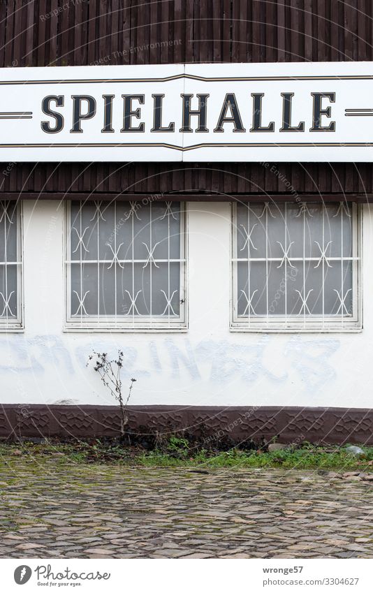 = SPIELHALLE = Freizeit & Hobby Spielen Kartenspiel Poker Glücksspiel Roulette Nachtleben Haus Gebäude Fassade Fenster Schriftzeichen Schilder & Markierungen