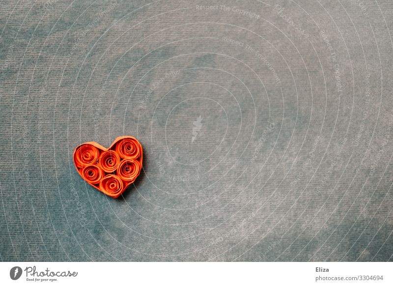 Ein aus Papier gebasteltes Herz auf blauem Hintergrund Valentinstag Liebe Muttertag Hochzeit Verliebtheit rot türkis Romantik Farbfoto Innenaufnahme