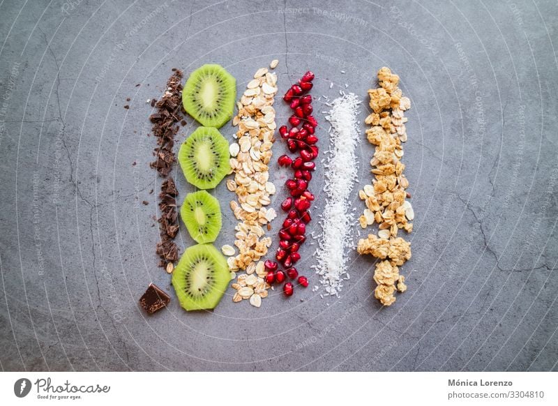 Vegane und biologische Zutaten für einen gesunden Snack. Frucht Dessert Frühstück Vegetarische Ernährung Diät authentisch frisch roh Schokolade Kokosnuss