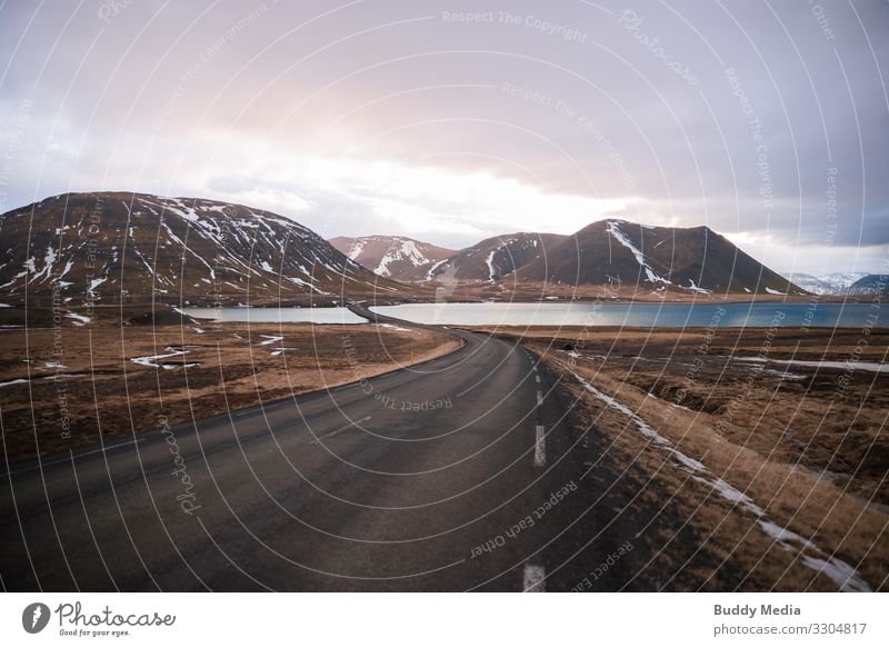 Straße auf der Isländischen Halbinsel Snaefellsnes Natur Landschaft Erde Wasser Himmel Wolken Frühling Gras Farn Hügel Flussufer Bucht Insel Snæfellsnes