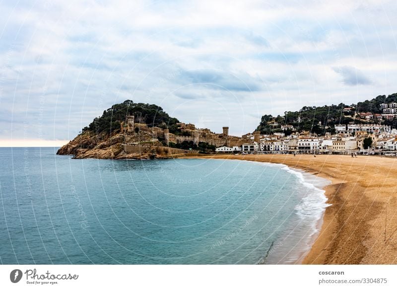 Luftaufnahme des Strandes und der Mauer von Tossa de Mar Ferien & Urlaub & Reisen Tourismus Sightseeing Meer Natur Landschaft Sand Himmel Wolken Gewitterwolken