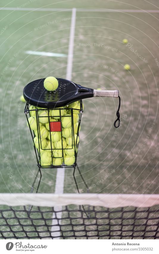 Paddle-Tennisschläger, Bälle und Korb auf dem Platz Leben Sport Ball anstrengen Paddeltennis Padel Stillleben Objektfotografie Remmidemmi Gerichtsgebäude