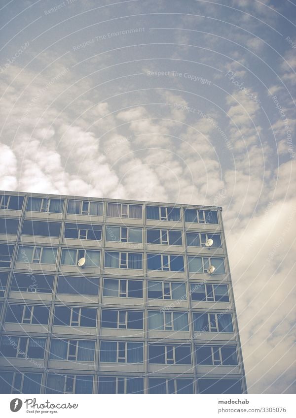 Wohnblock Architektur Wohnung Miete Immobilie wohnen leben Fassade Gebäude Haus Stadt Balkon Außenaufnahme Hochhaus Gedeckte Farben Plattenbau trist urban