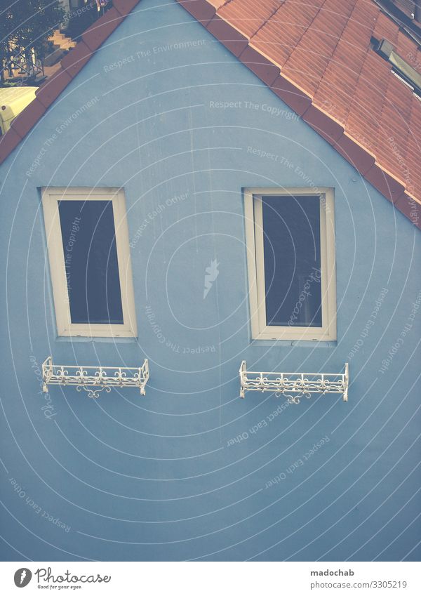 Blaues Haus Fassade blau Fenster Immobilie Architektur Menschenleer Gebäude Mauer Bauwerk Wand trist Dach Immobilienmarkt Farbfoto Außenaufnahme