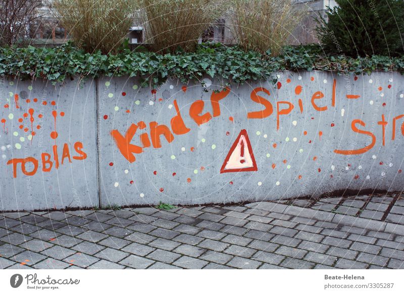 Aufgepasst: Geräusche auf Kinder-Spiel-Straße Kinderspielplatz Spielstraße aufpassen Autofrei Bemalung Strassenmalerei Kinderlärm kinderlachen Spielplatz