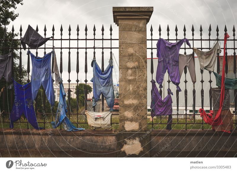 Wäsche Stadt Menschenleer Mauer Wand Garten Zaun Gitter Schmiedeeisen Bekleidung Hemd Hose Stoff hängen blau braun grün violett rot weiß Aktion Farbfoto