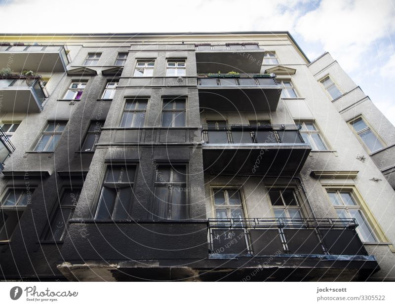 Brandspur am Haus Stadthaus Fassade Balkon Ruß authentisch dreckig Vergänglichkeit Wandel & Veränderung Zerstörung Ereignisse Strukturen & Formen