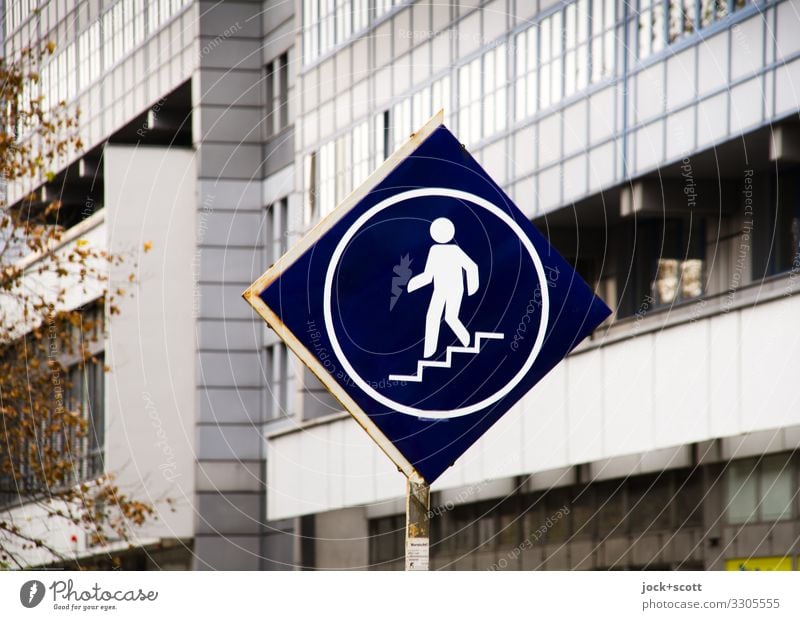 zur Unterführung DDR Treppe Fassade Fußgänger Hinweisschild Piktogramm authentisch eckig retro blau Mobilität Ordnung Stil Vergangenheit Stadtzentrum