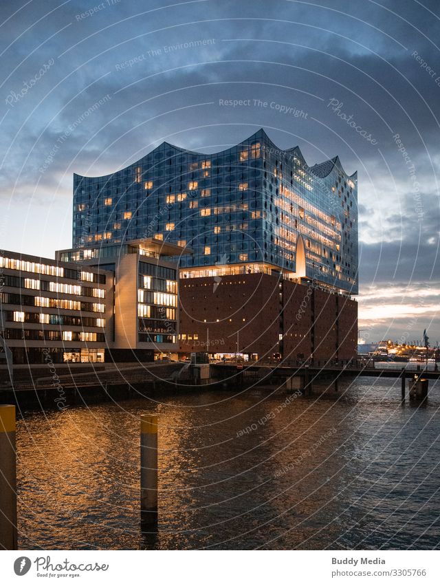 Elbphilharmonie (Elphi) in Hamburg Wasser Himmel Wolken Nachthimmel Sonnenaufgang Sonnenuntergang Flussufer Elbe Deutschland Stadt Hafenstadt Stadtzentrum