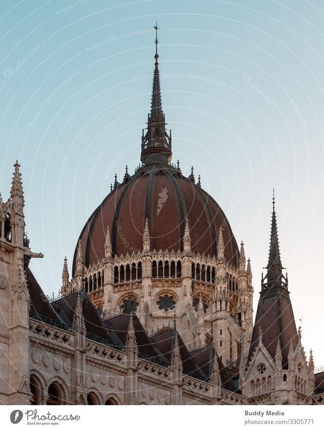 Fischerbastei in Budapest, Ungarn Himmel Wolkenloser Himmel Schönes Wetter Hauptstadt Stadtzentrum Altstadt Dom Palast Burg oder Schloss Bauwerk Gebäude