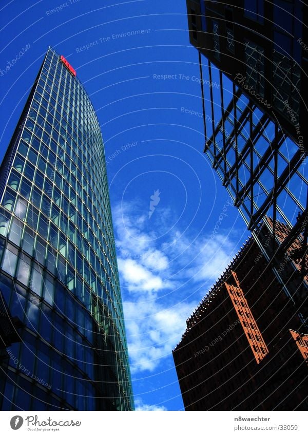 Up, up to the Sky Potsdamer Platz Hochhaus Architektur DB-Tower Berlin Perspektive Kontrast Himmel blau Schatten Stahlträger