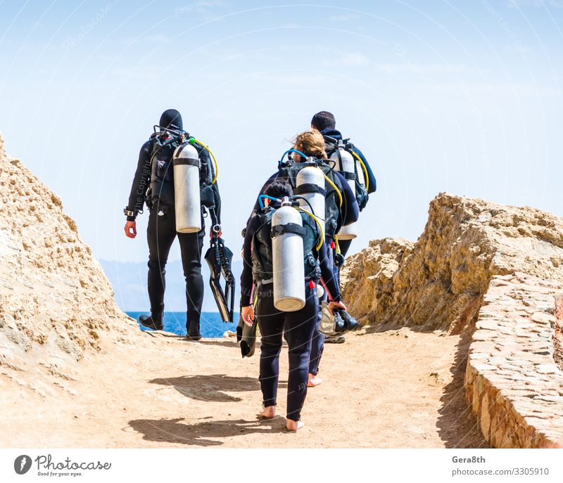 Taucher gehen auf das Meer am Himmel mit Wolken in Ägypten Dahab exotisch Erholung Freizeit & Hobby Ferien & Urlaub & Reisen Tourismus Sommer Sport tauchen