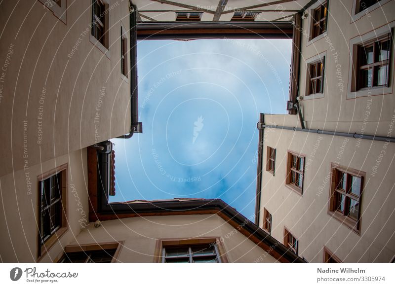 Blick gen Himmel München Deutschland Europa Stadt Stadtzentrum Haus Platz Innenhof Mauer Wand Fassade Fenster Dach Dachrinne eckig hell blau gelb grau Farbfoto