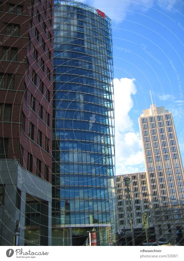 Vorwitzig Potsdamer Platz Glasfassade Reflexion & Spiegelung Gebäude Architektur DB-Tower Berlin Himmel Perspektive Konglomerat