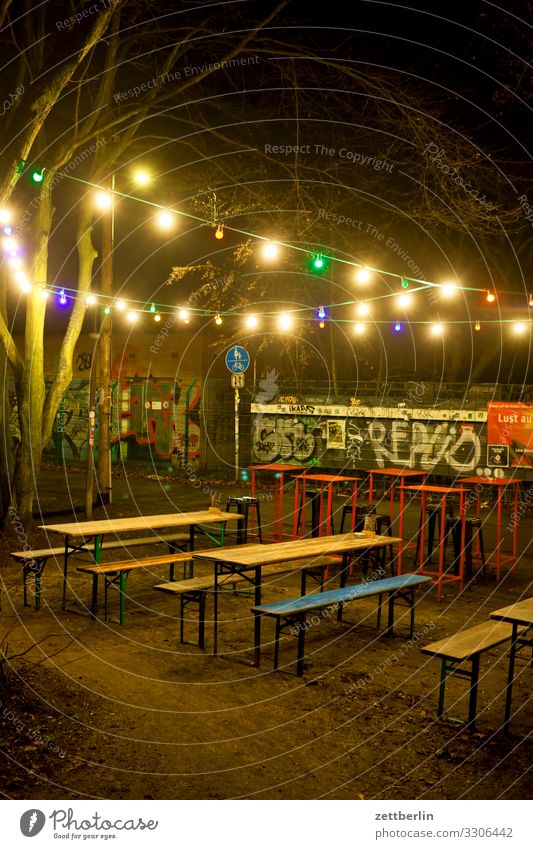 Leerer Biergarten Abend Bank Kiosk dunkel frei Gastronomie Imbiss Menschenleer Lichterkette Nacht Party Textfreiraum Tisch Beleuchtung Erkenntnis