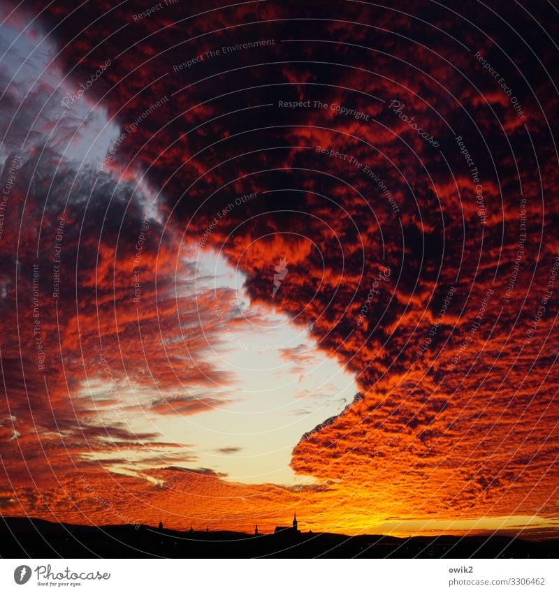 Zerrissene Wolkendecke Himmel Horizont Schönes Wetter Bautzen Kleinstadt Stadtzentrum Altstadt Kirche Dom Gebäude Kirchturmspitze leuchten außergewöhnlich