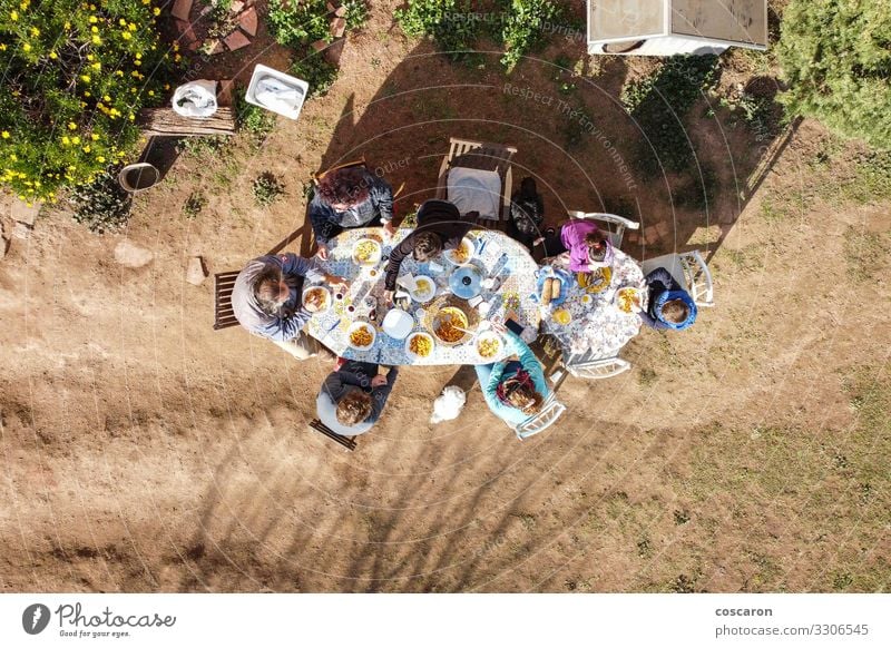 Große Familie isst gemeinsam im Freien. Luftansicht Lebensmittel Backwaren Essen Mittagessen Abendessen Festessen Picknick Getränk Erfrischungsgetränk Lifestyle