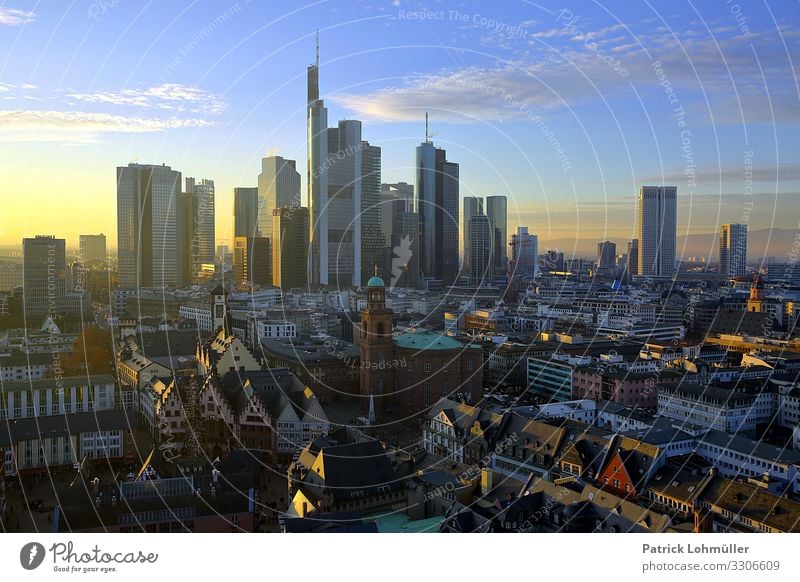 Türme und Türmchen Arbeitsplatz Wirtschaft Kapitalwirtschaft Börse Geldinstitut Umwelt Landschaft Himmel Wolken Sonnenlicht Schönes Wetter Frankfurt am Main