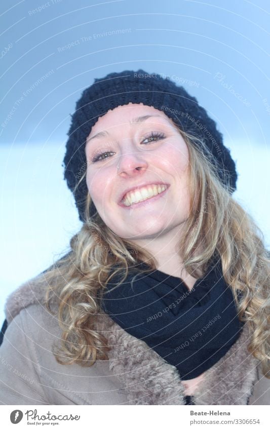 Winterfrische schön Gesicht Leben Schnee wandern Wintersport Junge Frau Jugendliche Natur Himmel Sonne Mantel Schal Mütze blond langhaarig Locken atmen genießen