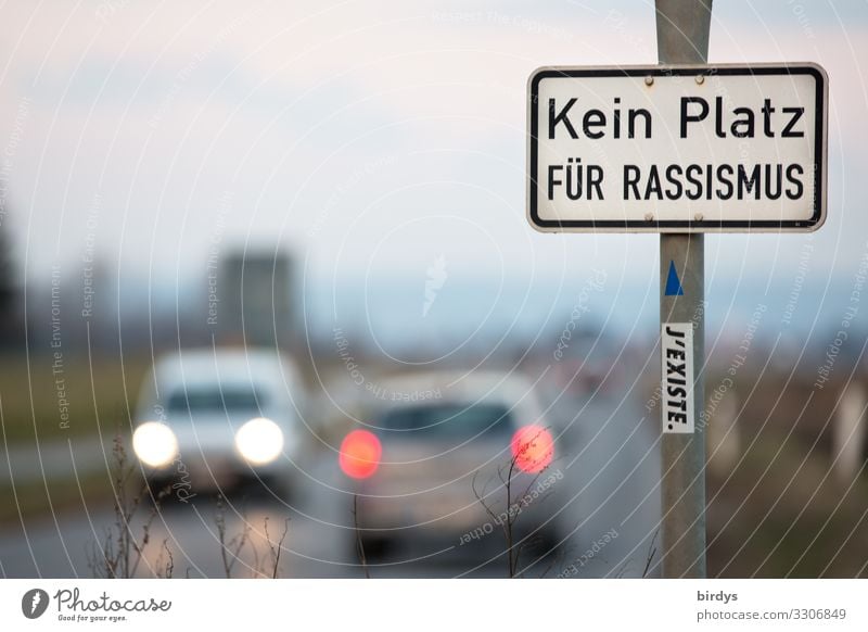 Kein Platz für Rassismus. Hinweisschild an einer befahrenen Straße. Gegen Rassismus . Bekenntnis für Respekt und Menschenwürde. PKW Menschlichkeit Zeichen