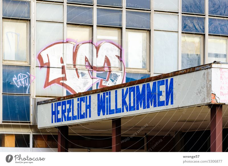 Herzlich Willkommen Magdeburg Deutschland Europa Stadt Stadtrand Hochhaus Gebäude Bürogebäude Fassade Dach Eingang Empfang Stein Schriftzeichen alt blau braun