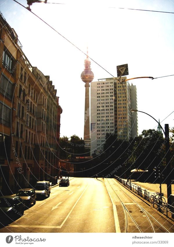 Hochhaus mit Alex Haus Reflexion & Spiegelung Oberleitung Straßenbahn Gleise Architektur Berliner Fernsehturm Sonne Kontrast